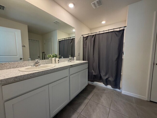 Building Photo - 4 Bed 2 Bath Home in Avalon Woods! FULLY FENCED YARD