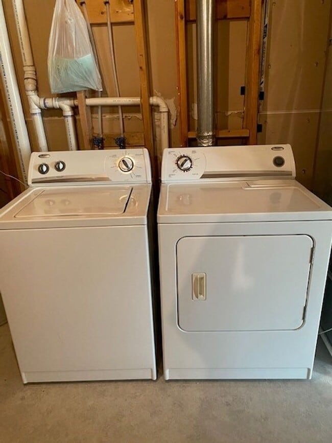 Building Photo - Comfortable 4 Bedroom with Garage & Fenced Yard for Rent!