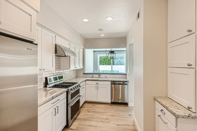 Building Photo - Beautifully Remodeled Townhome in the Cambria Community – Del Mar Heights