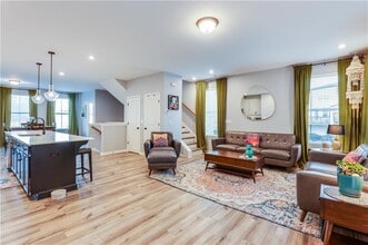 Building Photo - 399 Skylar Way SE