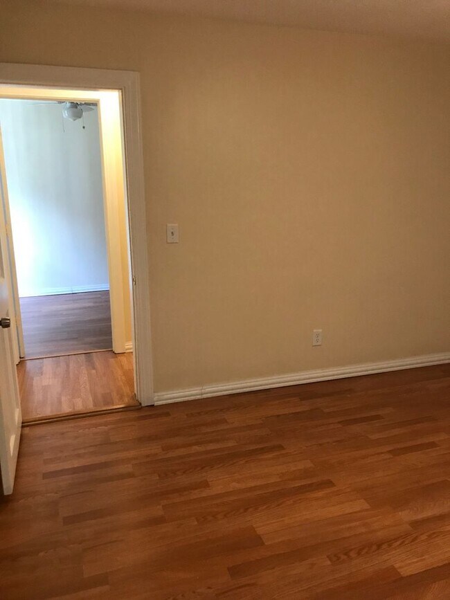 Building Photo - 612