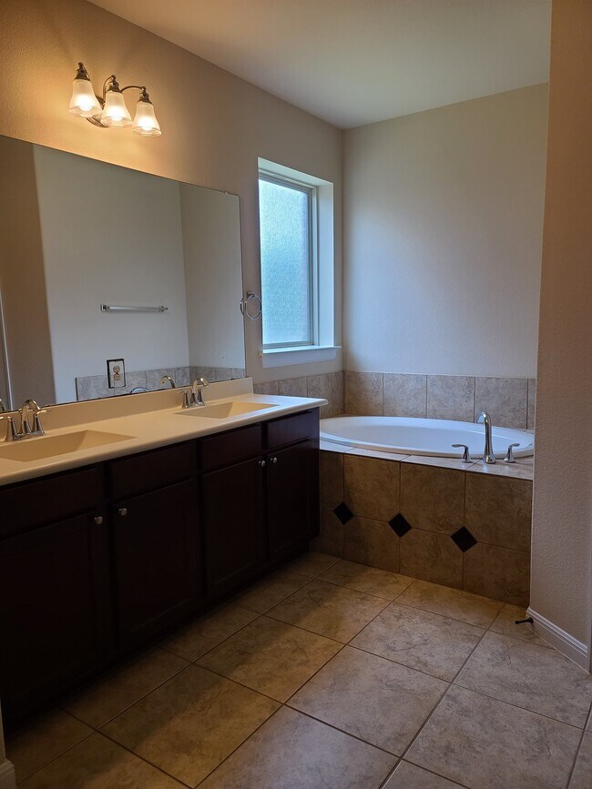 Building Photo - 218 Simmons Dr