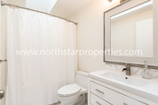 Building Photo - Impeccable Multnomah Village Bungalow