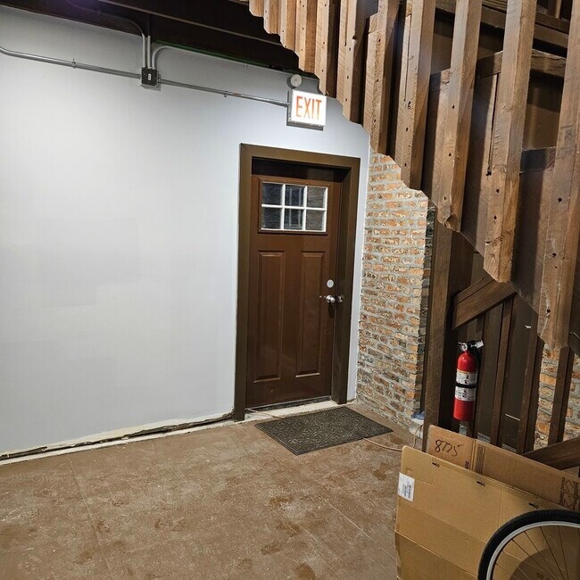 Building Photo - 831 S Western Ave