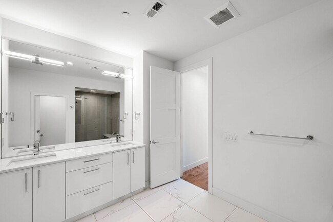 Building Photo - LUX 3BD, 5BA Modern Townhome at 9th & CO Near Congress Park