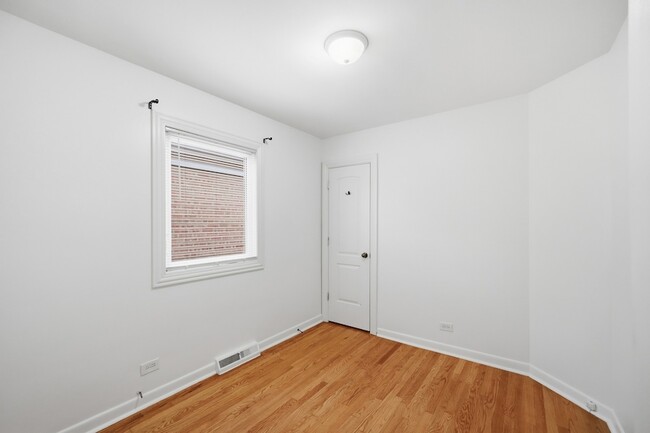 Building Photo - 6230 W Foster Ave