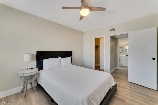 Building Photo - 900 Willow Tree Dr