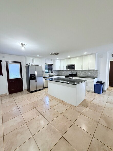 Building Photo - 4213 N Westview Dr