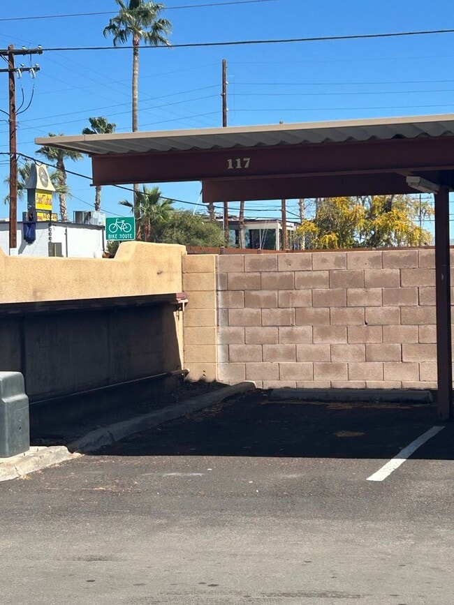 Building Photo - 1810 E Blacklidge Dr