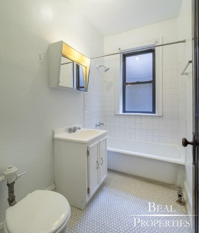 Building Photo - 1 bedroom in CHICAGO IL 60613