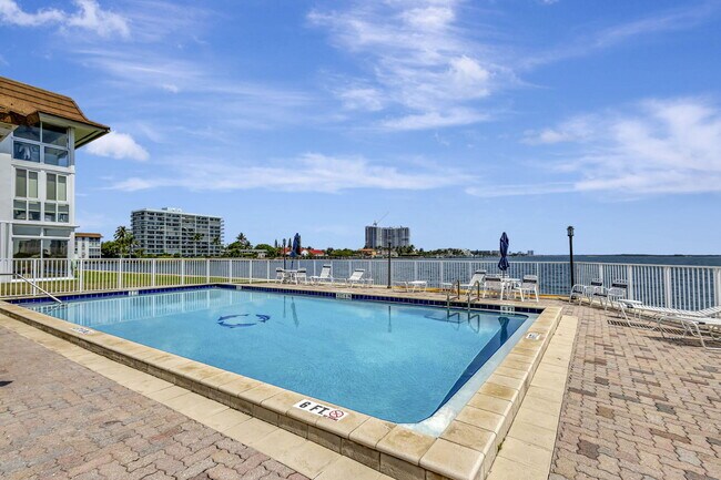 Building Photo - 2936 Lake Shore Dr