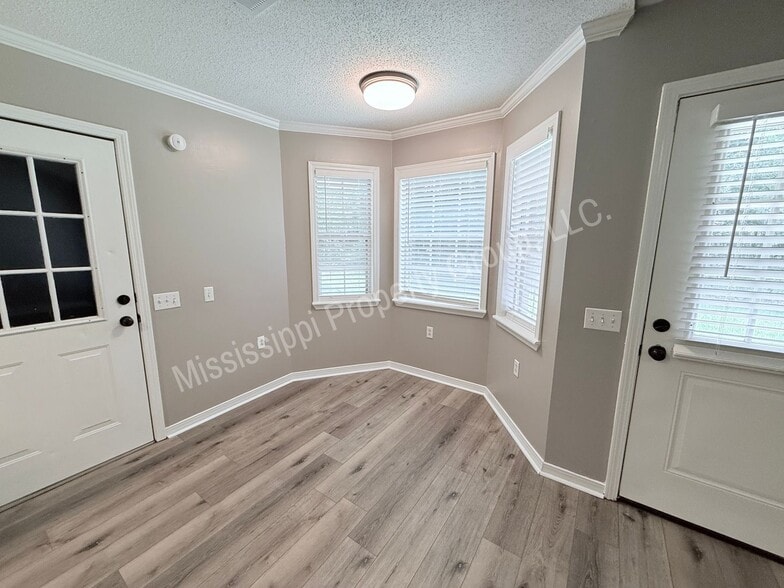 Building Photo - 2112 Harris Dr