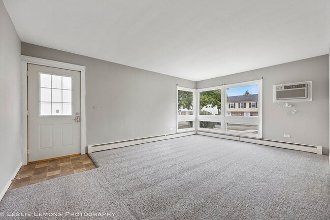 Building Photo - Great Location!