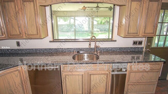 Building Photo - 612 Willow Glen Dr