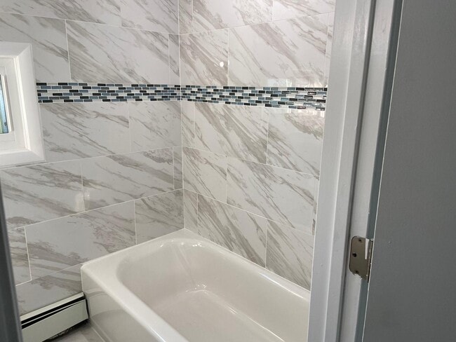 Tub/Shower - 1916 Putnam Ave