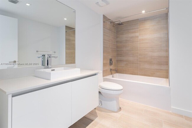 Building Photo - 1600 SW 1st Ave