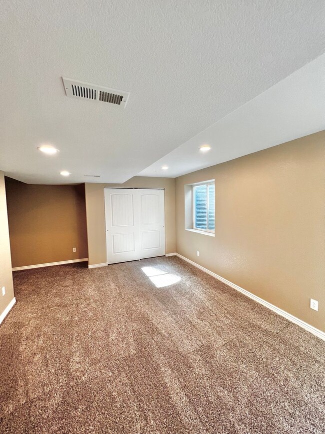 Building Photo - Beautiful 3 Bed, 3 1/2 Bath Townhome in We...