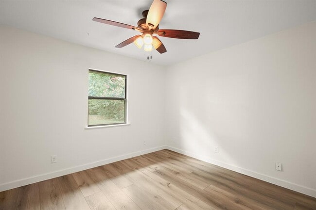 Building Photo - 413 Sun Bonnet Dr