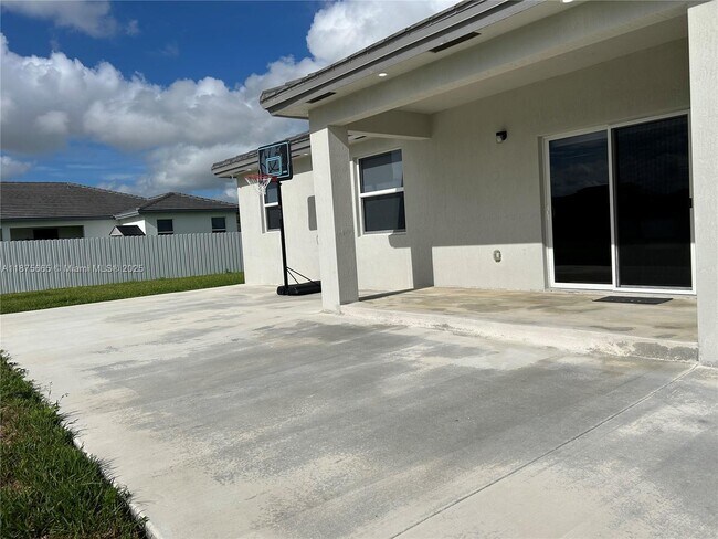 Building Photo - 29071 Ave