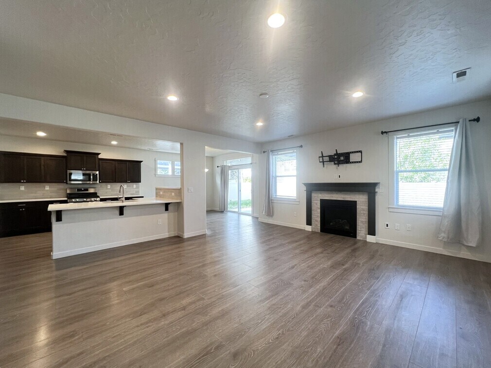 Building Photo - 3315 S Cabin Creek Way