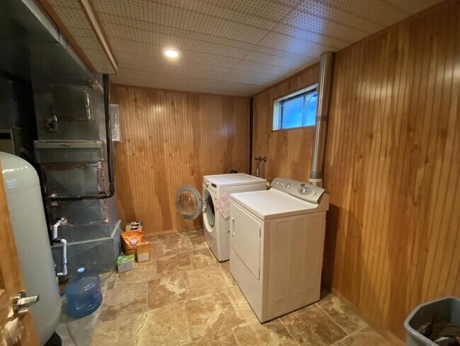 Building Photo - 2360 S 60th E