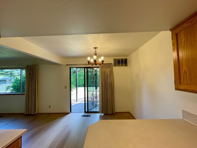 Building Photo - SE Single level 2 Bed 2 Bath Condo - A/C, ...