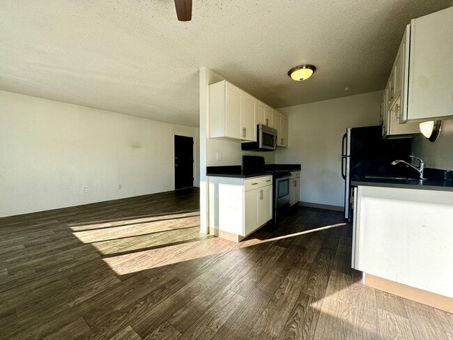 Building Photo - **$750 DEPOSIT + FREE FIRST MONTH'S RENT**Updated Top Floor Unit in Creston-Kenilworth Neighborho...