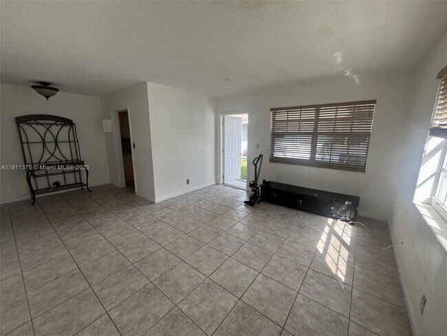 Building Photo - 923 SE 2nd Ave