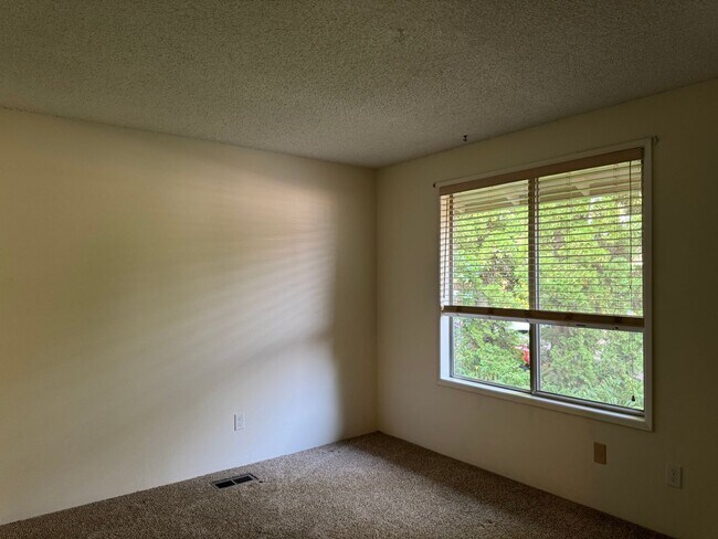 Building Photo - 1440 NW Meadowgreen Pl