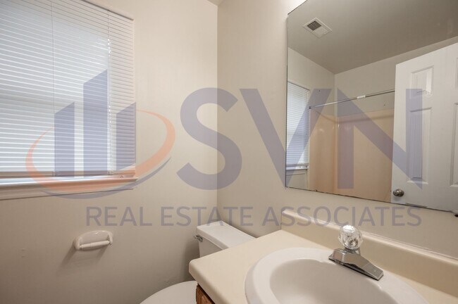 Building Photo - Cottage living in this 3-Bedroom, 3-Bath H...