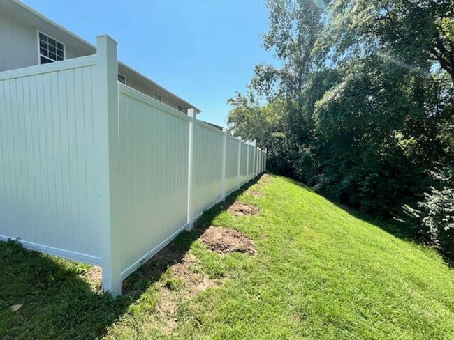 Building Photo - 433 Spring Ave