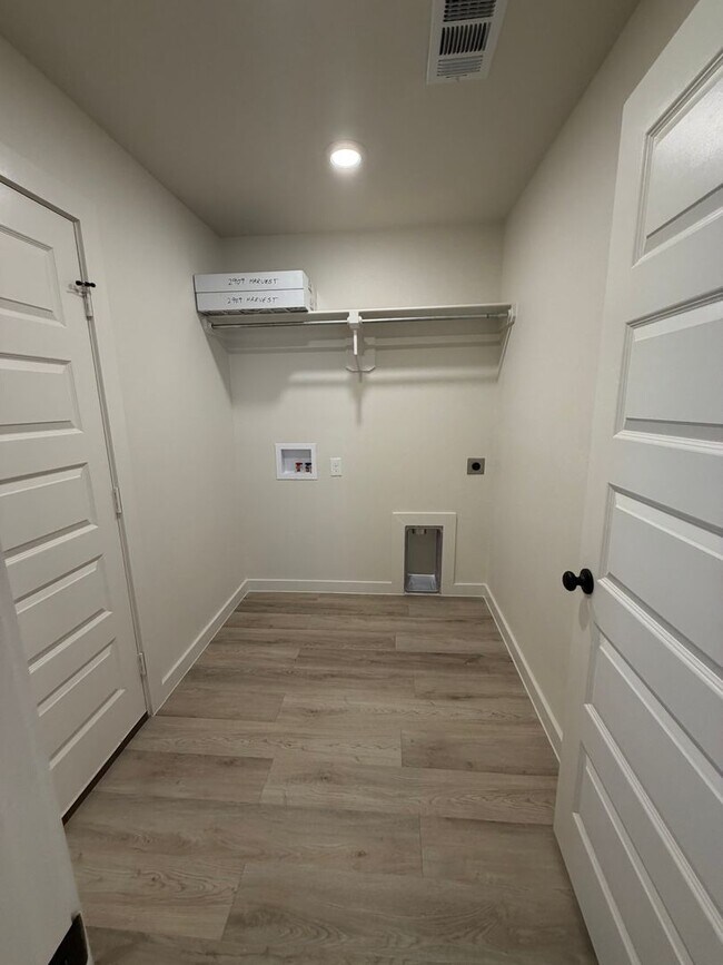 Building Photo - Harvest Neighborhood Beauty