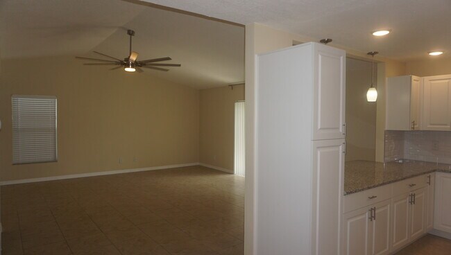 Building Photo - 3 Bedrooms / 2 Bath Brandon Home