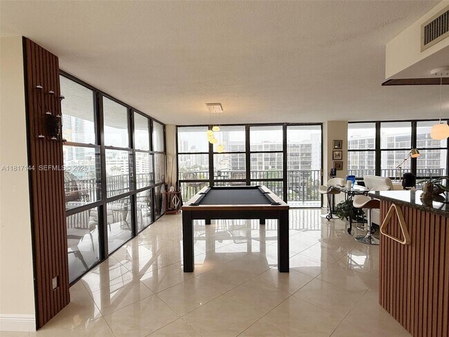 Building Photo - 800 Parkview Dr