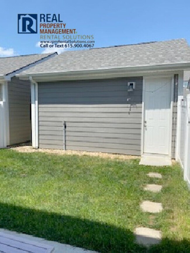 Building Photo - Like new 3 bd townhome in Smyrna with garage!