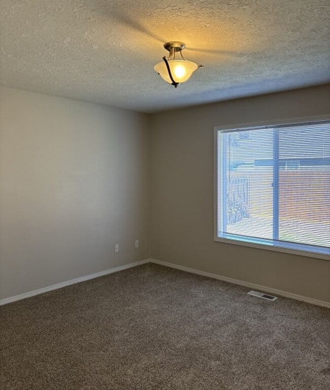 Building Photo - 3Bd/2Ba Single Story Home - Available to V...