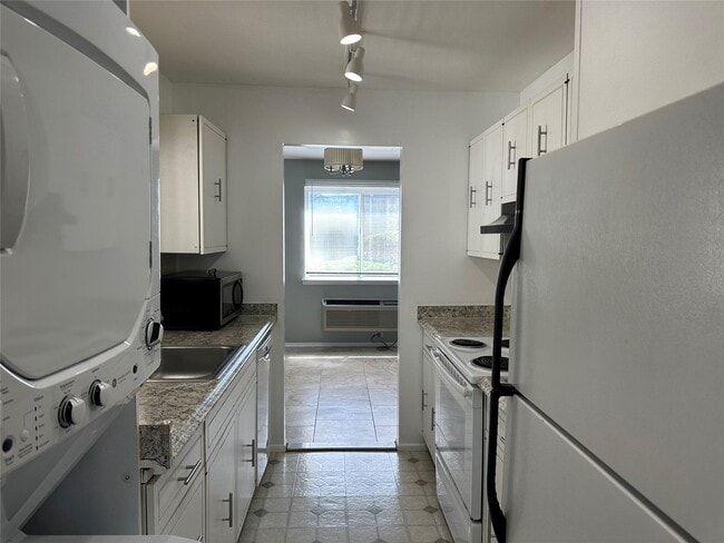 Building Photo - 21 Village Park Dr