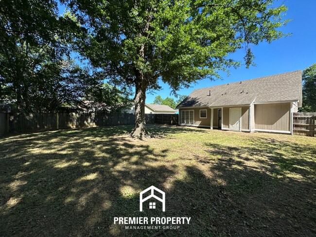Building Photo - Beautiful 3BR/2BA Near Southwind | Soaring Vaulted Ceilings, Fireplace & Fenced Yard