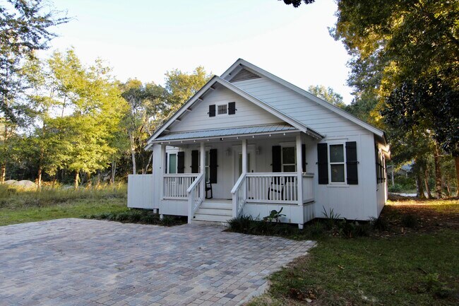 Primary Photo - 8 Sally Ln