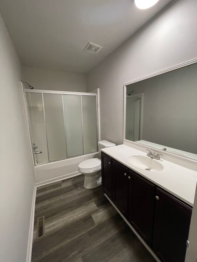 Building Photo - Beautifully renovated 3 bedroom 2.5 Bath