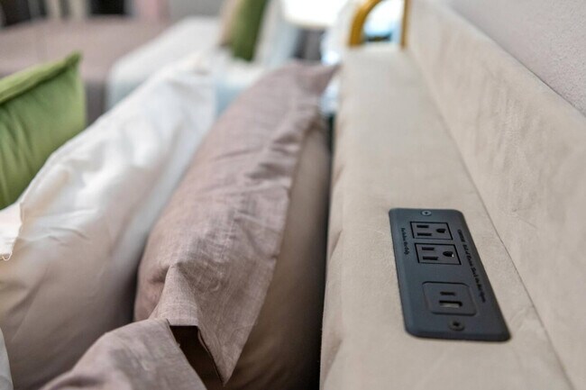 Building Photo - 13075 Old West Ave