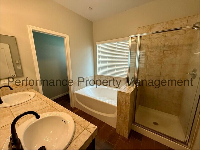 Building Photo - Spacious 4 Bed/2 Bath S Bakersfield Home w/ RBP & $0 Deposit Option