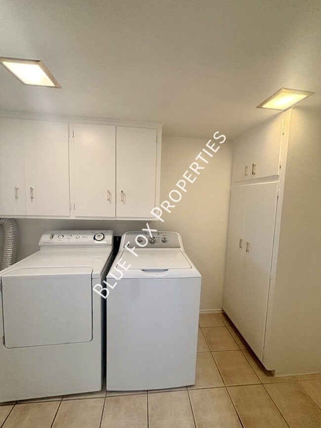 Building Photo - 900 E Vía Lucitas