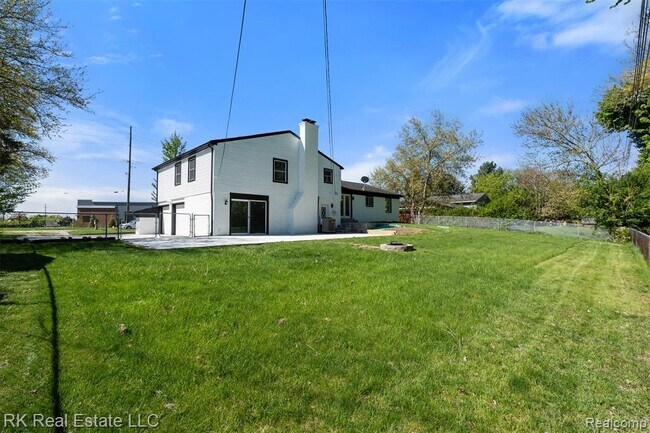Building Photo - 30728 W 14 Mile Rd