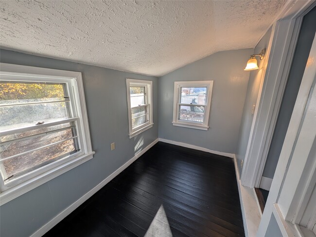 Building Photo - 1675 W 9th St