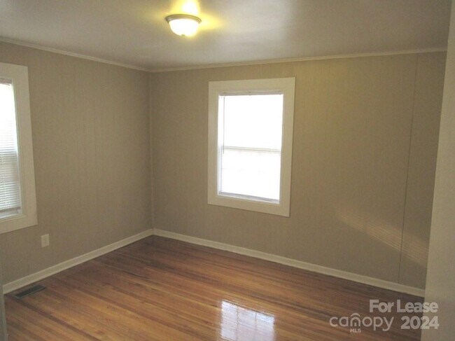 Building Photo - 421 Jennings St