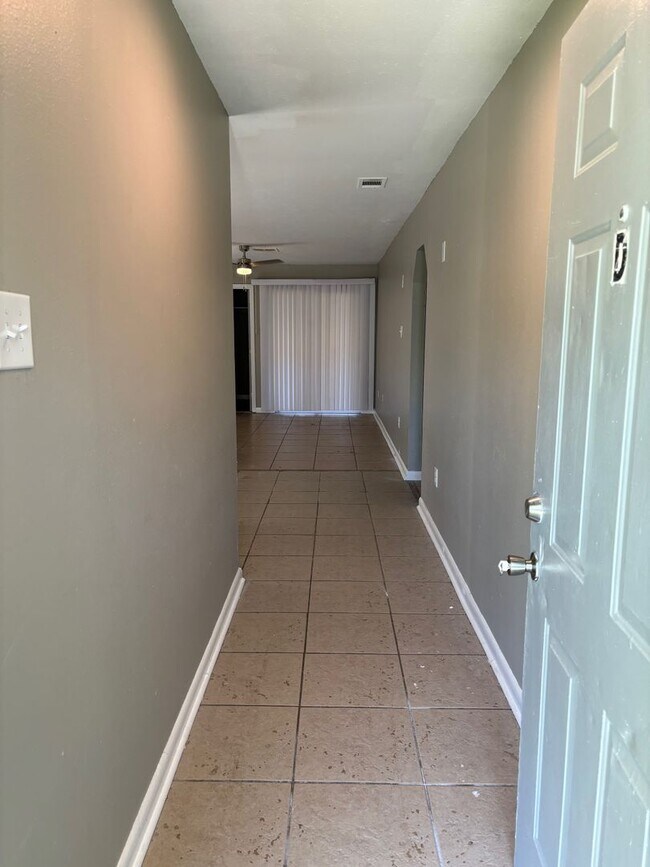 Building Photo - 2 Bedroom 2 Bath Multi Family Home