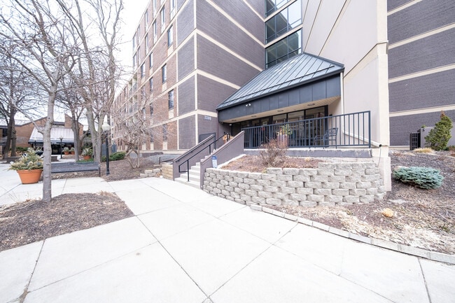 Building Photo - 7200 York Ave S