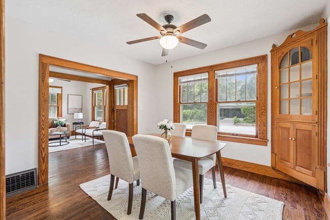 Building Photo - Cute 4 Bedroom 2 Bath Bungalow with a fenc...
