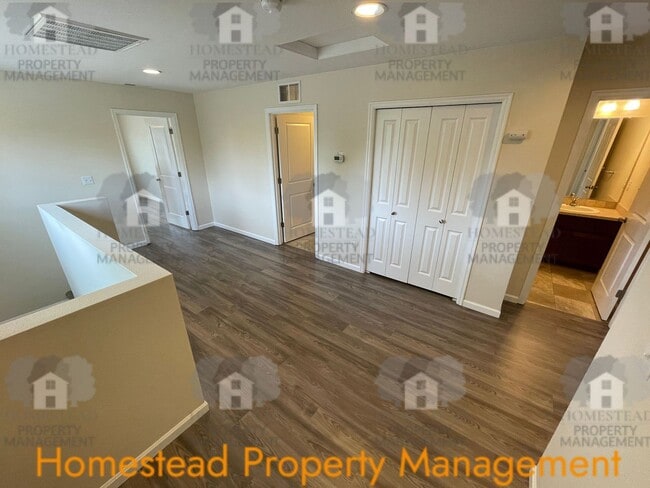 Building Photo - Welcome home! Outstanding Salem location!